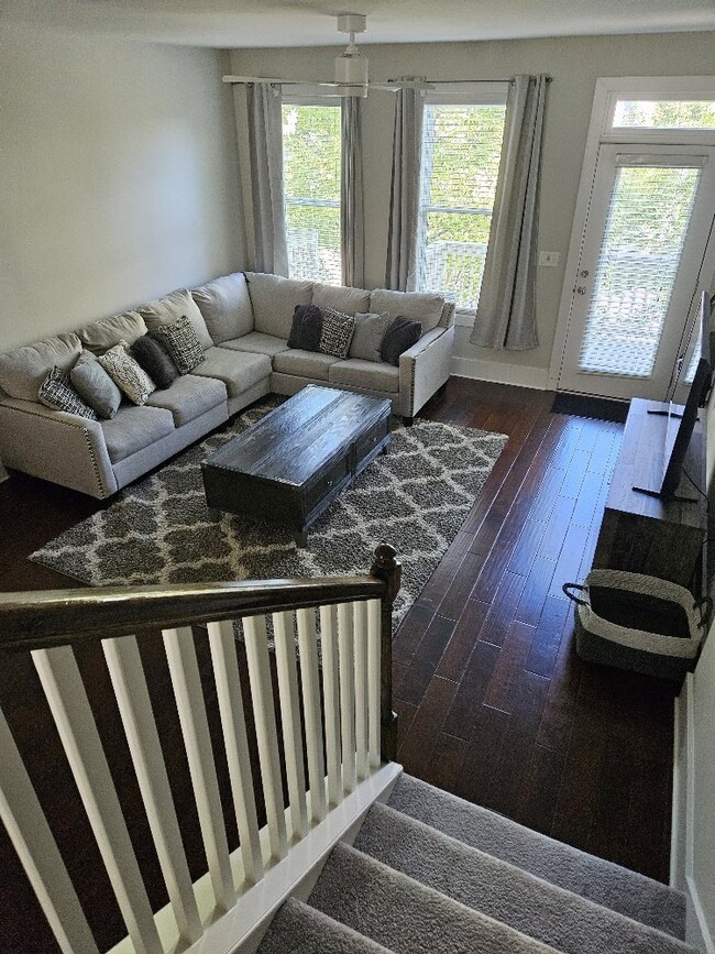 Building Photo - Furnished, 6 - 9 Month lease available.  L...