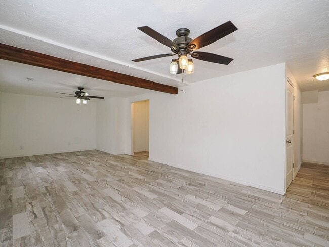 Building Photo - Beautiful Home in West Valley