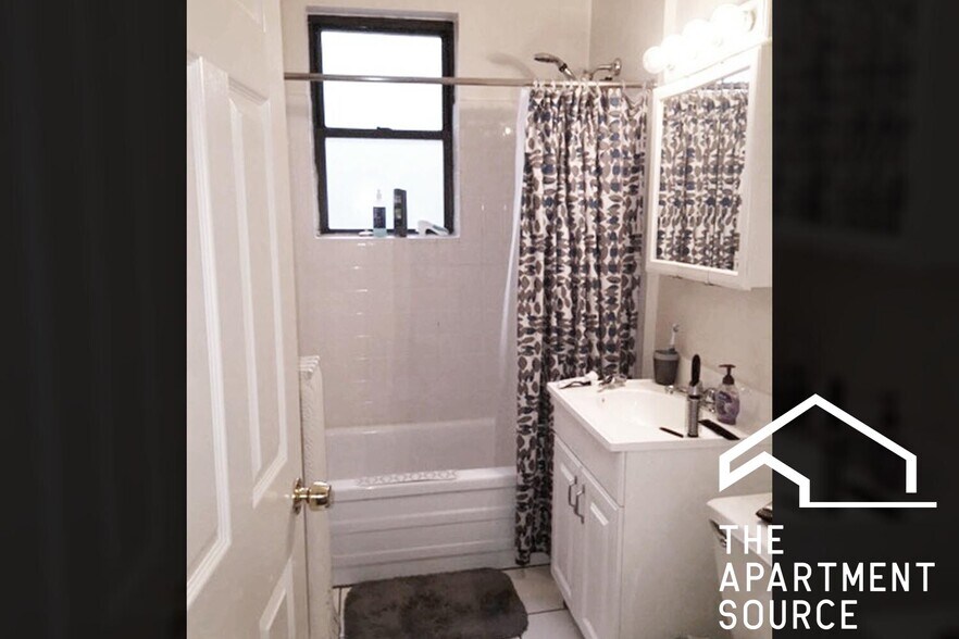 Building Photo - 732 W Roscoe St