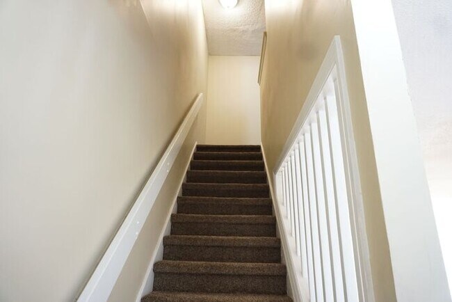 Building Photo - 3 bedroom 2.5 Bathroom townhome with fence...