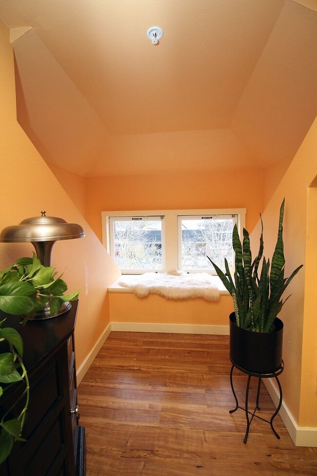 Building Photo - 4033 SE Hawthorne Blvd