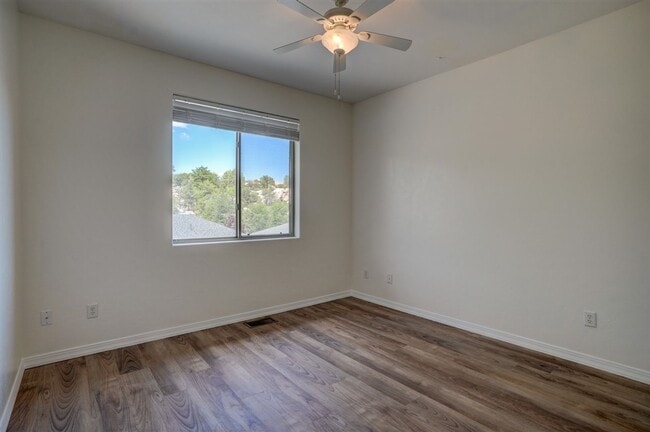 Building Photo - Price Reduced - Large 4 bed, 3 bath home i...