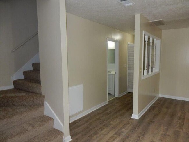 Building Photo - 6300 Olde Towne Dr