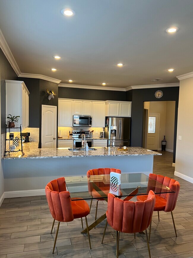 Building Photo - 10301 Valencia Ave