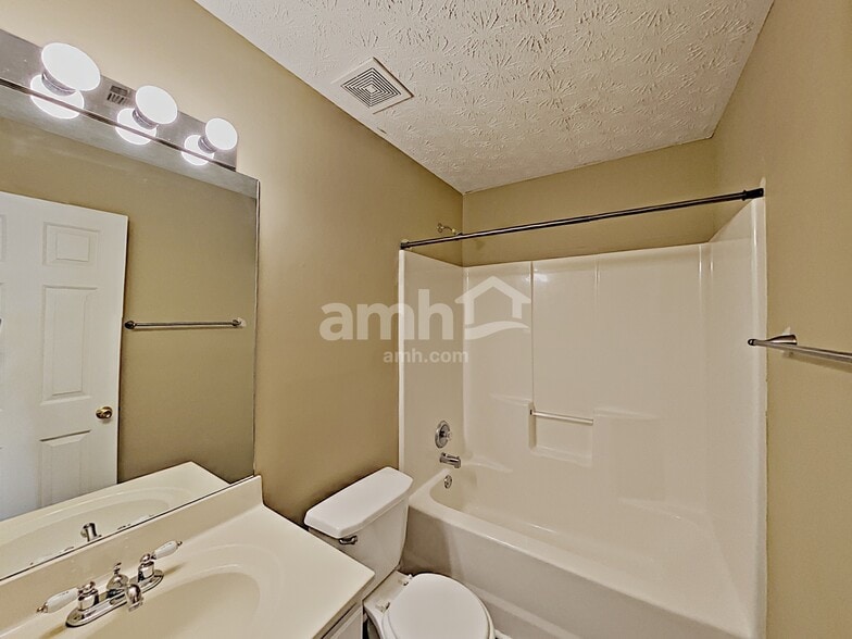 Building Photo - 517 Lazy River Ln