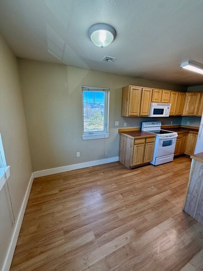 Building Photo - 2 Bedroom 1 Bathroom Apartment  NEW PRICE UPDATE