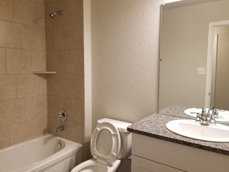 Building Photo - 7930 Oak Mdws Bnd