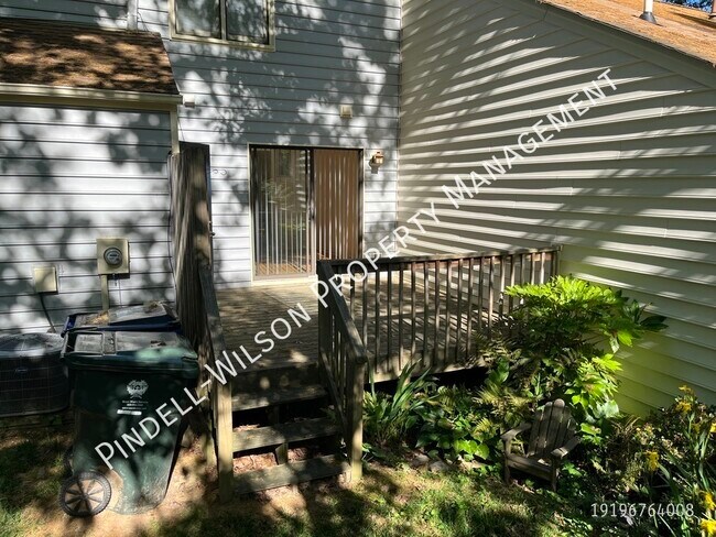 Building Photo - 6680 English Ivy Ln