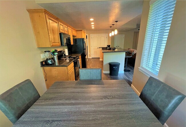 Building Photo - 606 W S Temple St