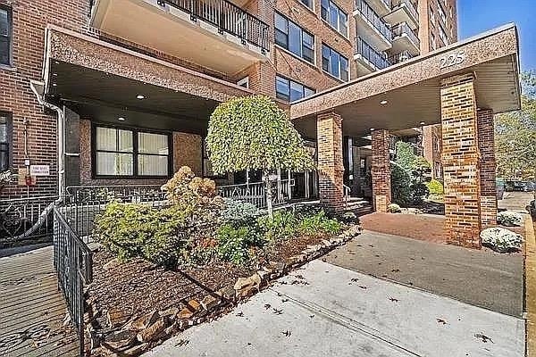 Building Photo - 225 ST PAUL Ave