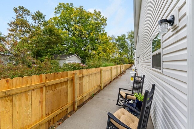 Building Photo - 382 N Franklin St