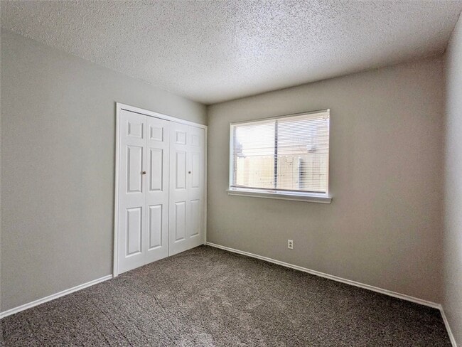 Building Photo - 2121 Travis Dr