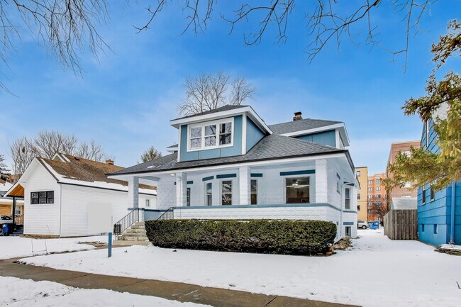 Building Photo - 1638 Oakwood Ave