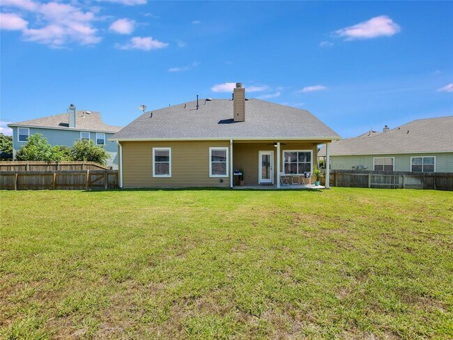 Building Photo - 901 Elmwood Dr