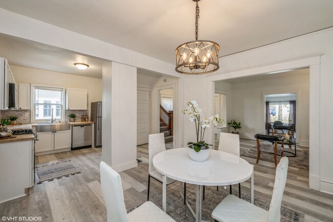 Building Photo - 3 Bedroom Large House for Rent