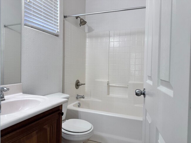 Building Photo - 4 bedroom and 3 full bathroom, 1 Bedroom a...