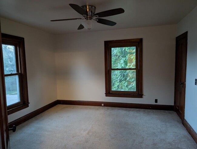 Building Photo - 206 Oak St