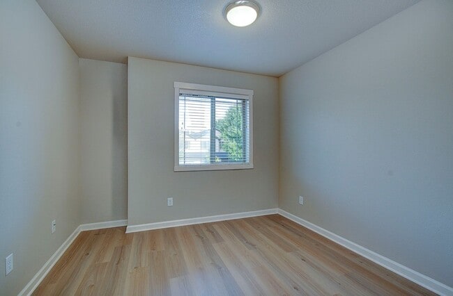 Building Photo - Charming 3 bd 2.5 ba Townhouse - Available Now!