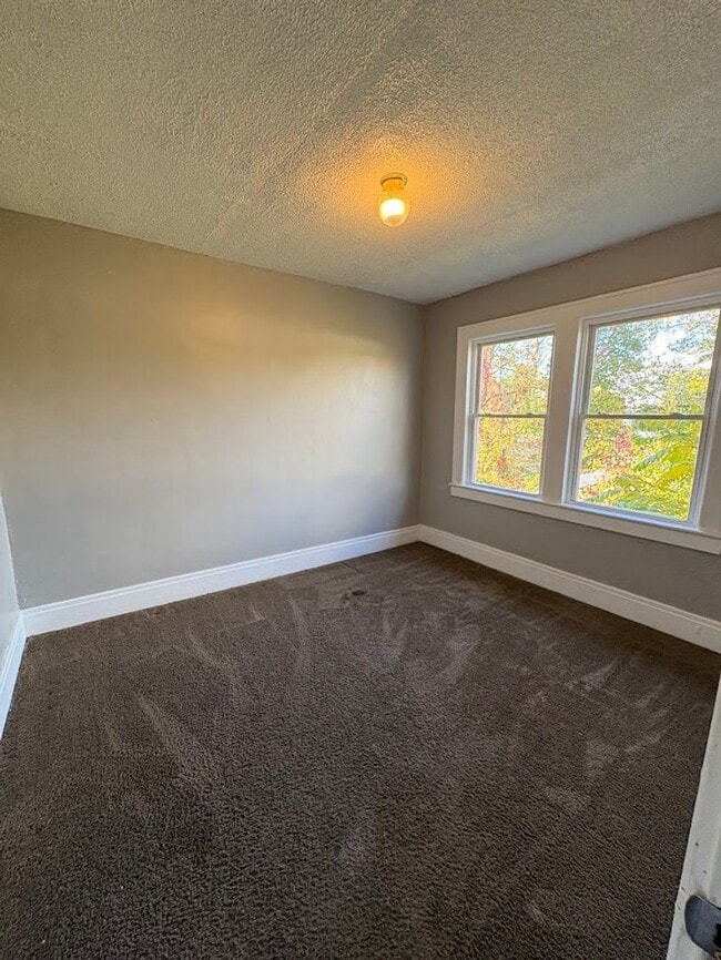 Building Photo - Three bedroom one bathroom townhouse for rent