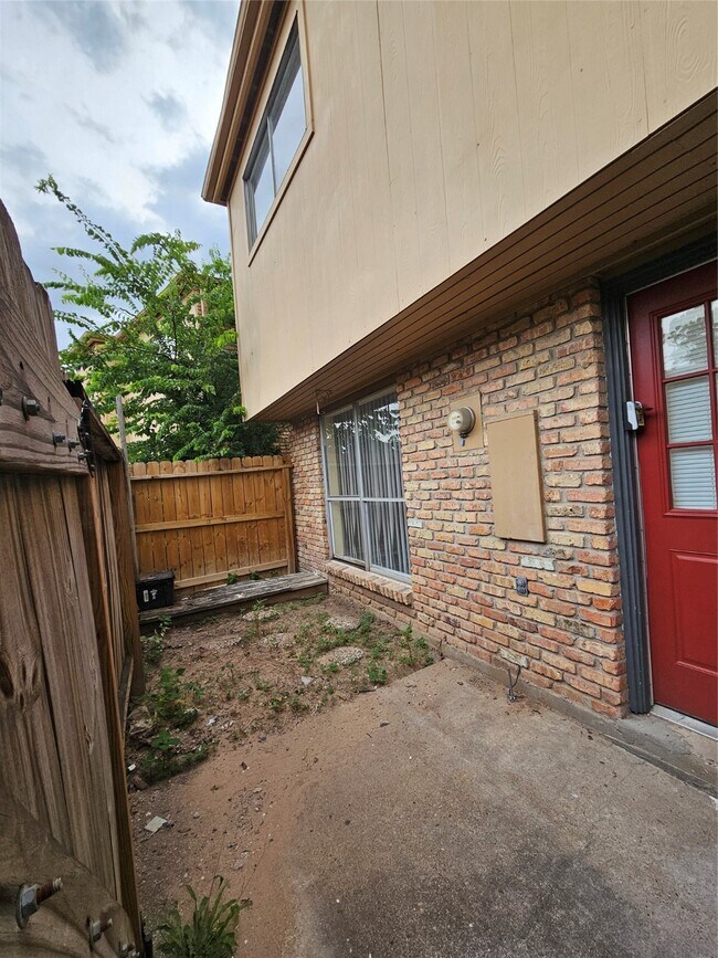 Building Photo - 3303 W Greenridge Dr