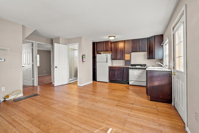 Building Photo - 309 W 10th St