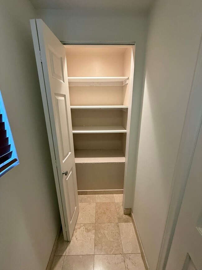 Building Photo - Upgraded 2 Bedroom Condo in Ideal Santa Monica