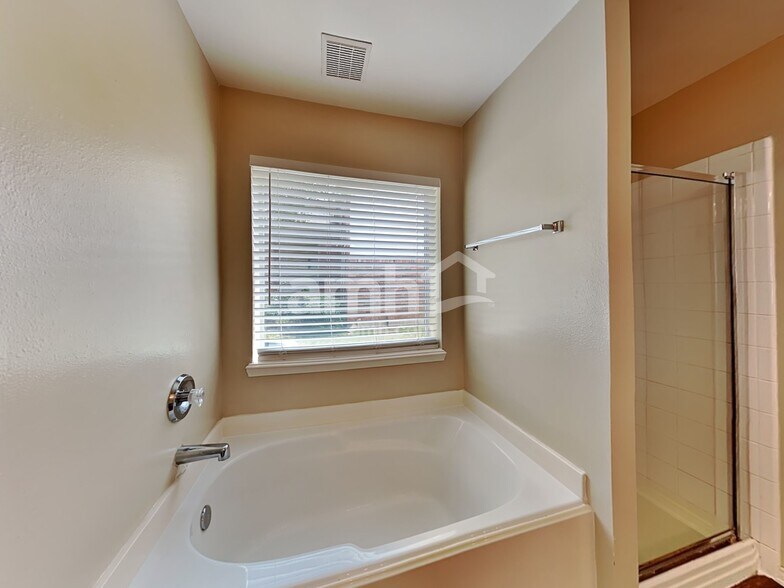 Building Photo - 4706 Buescher Ct