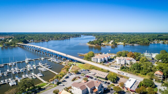 Building Photo - Nice waterfront condo