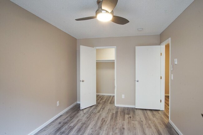 Building Photo - Off SE Belmont: Mid-Century 2Bdr w/ Parkin...