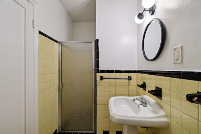 Building Photo - 2918 W Coachman Ave