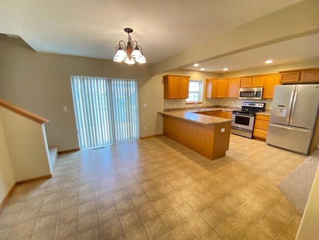 Building Photo - Four bed/2.5 bath townhome for August 2026!