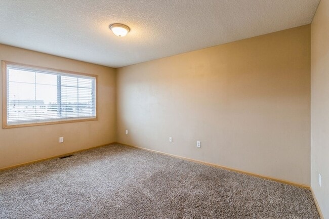 Building Photo - 3 Bedroom 2.5 Bath Townhome. Waukee Schools!!