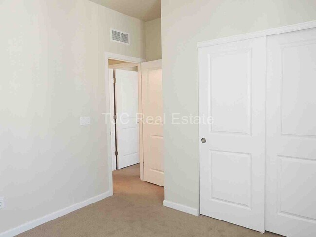 Building Photo - Central Park Town Home for Rent!