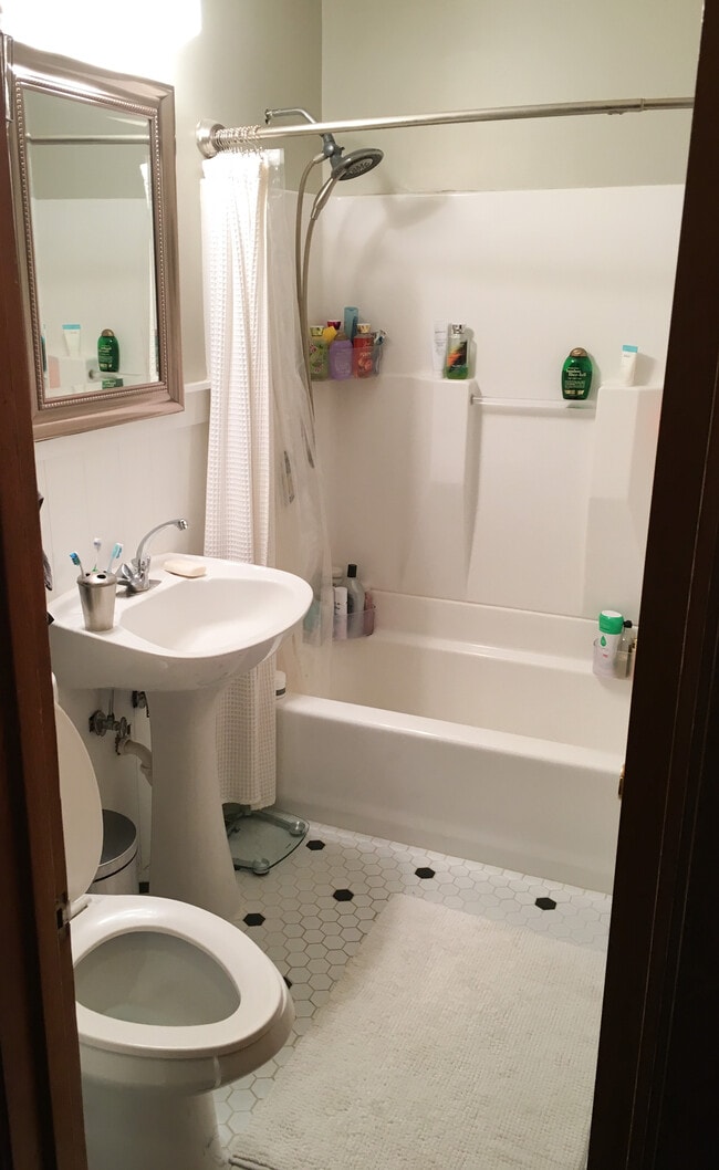 Building Photo - 5733 Glen Moor Cir