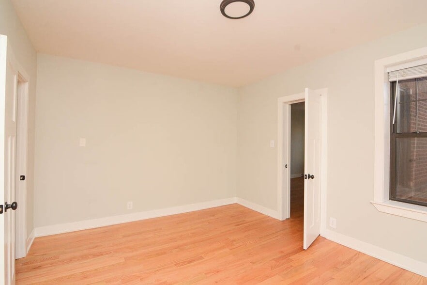 Building Photo - 4422 N Wolcott Ave