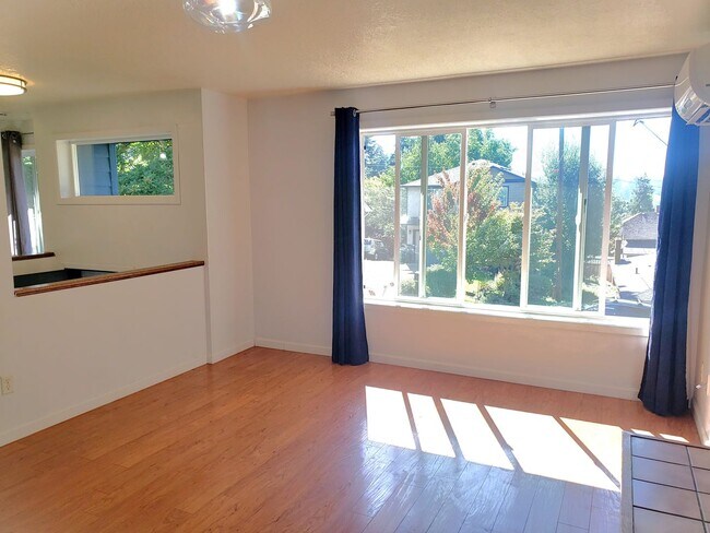 Building Photo - Charming Milwaukie House with Beautiful Ba...