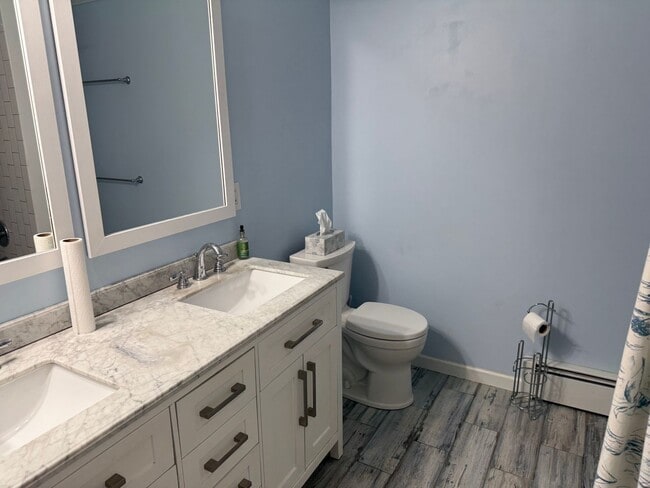 Building Photo - 3 bedrooms, 2 bathrooms, fenced in yard, e...