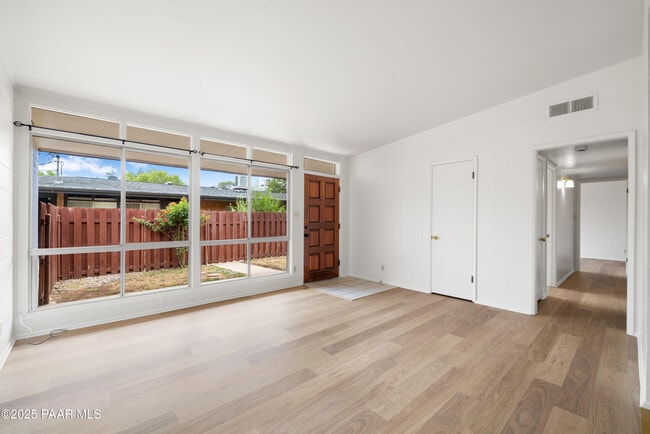 Building Photo - 340 Country Club Cir