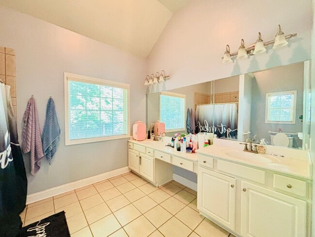 Building Photo - Stunning and spacious 3 bedroom/2 bath