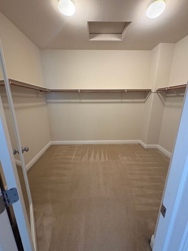 Building Photo - Spacious 3,400 sq foot home. 4 bedroom 4 bath Prime San Jose location