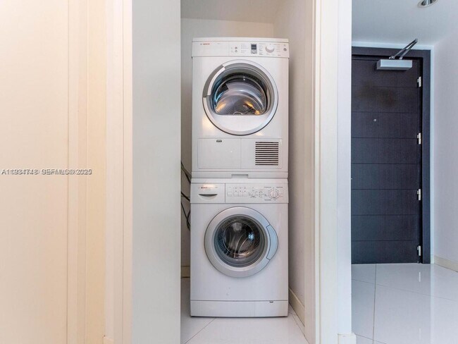 Building Photo - 200 Biscayne Blvd Way