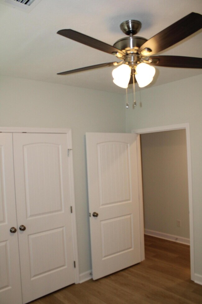 Building Photo - 921 Holbrook Dr
