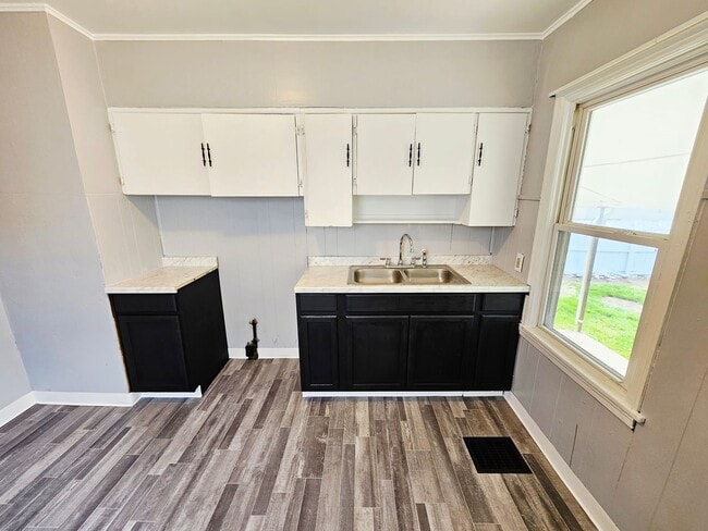 Building Photo - Move-In Ready 2BR/1BA Home w/ 2-Car Garage | Recently Updated