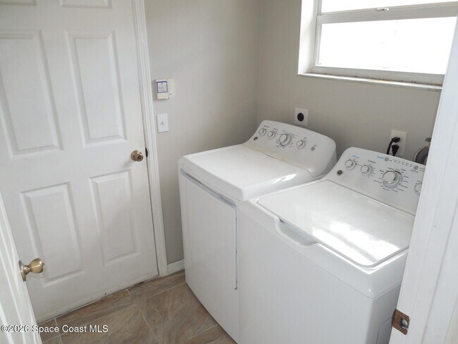Building Photo - 5272 Outlook Dr