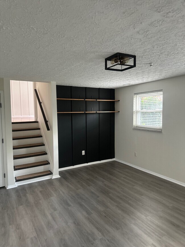 Building Photo - 651 Dovalon Pl