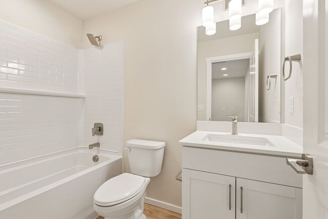 Building Photo - 4 Bedroom 3 Bath Stunning Brand New Town H...