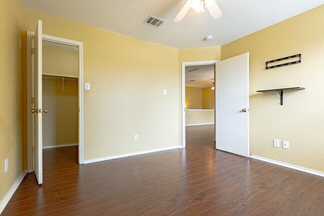 Building Photo - 211 Rim Rock Dr