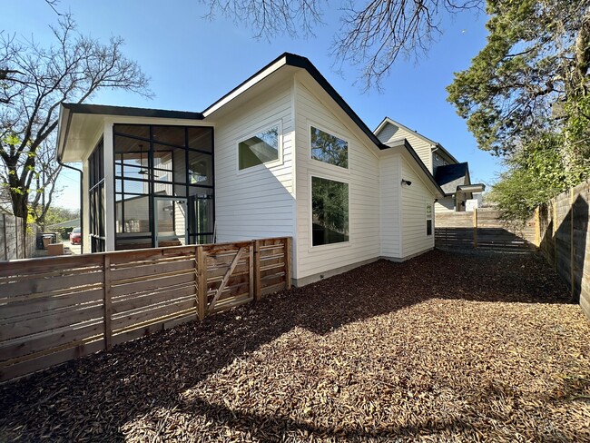 Building Photo - 5008 Lott Ave