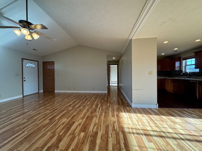 Building Photo - Summit’s Pass Beauty – Updated 3BR/2BA wit...
