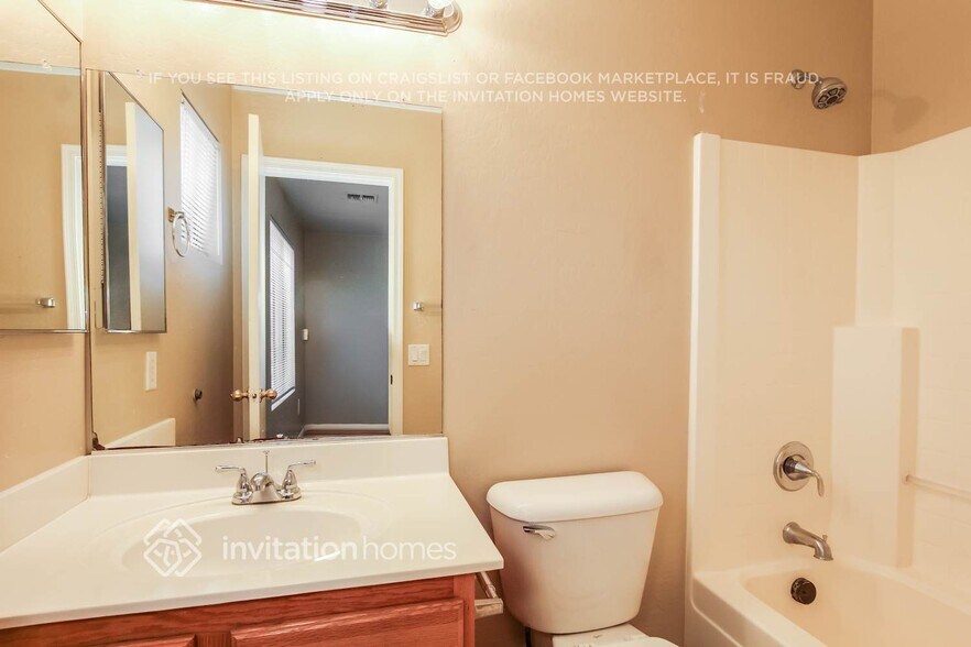 Building Photo - 12921 W Fleetwood Ln